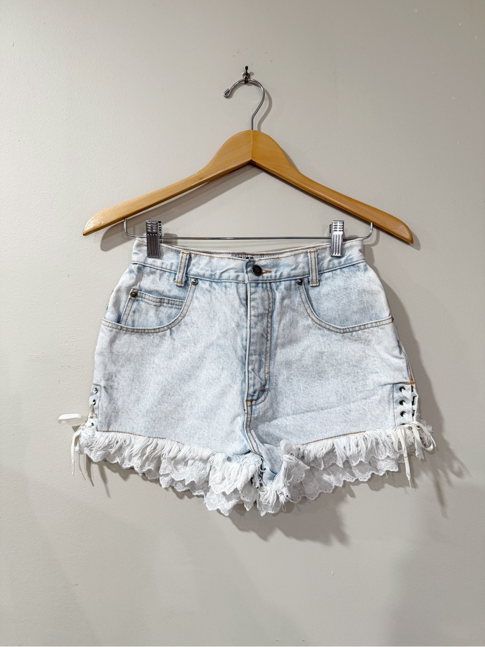Lippo Women 7/8 Light Wash Denim Lace Trim Shorts Vintage Y2K Boho
